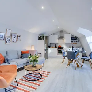  Apartment Contemporary 4 Storey Townhouse -